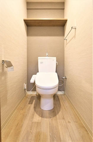 収納棚付きで清潔感のあるトイレです