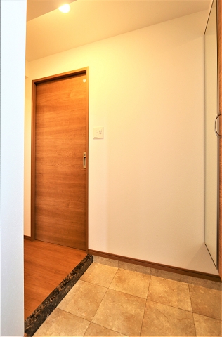 明るい玄関でお出迎え