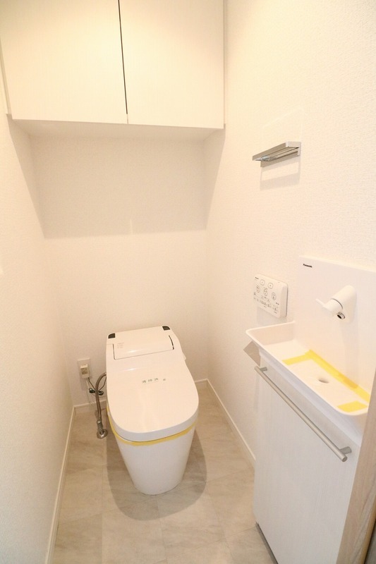 手洗い場も付いている清潔感のあるトイレです