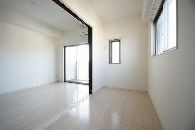 こちらは寝室にピッタリの洋室です