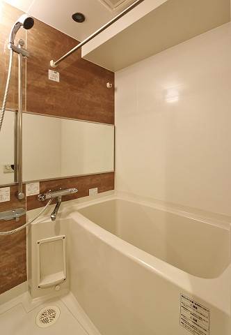 大きな鏡が特徴的なバスルーム