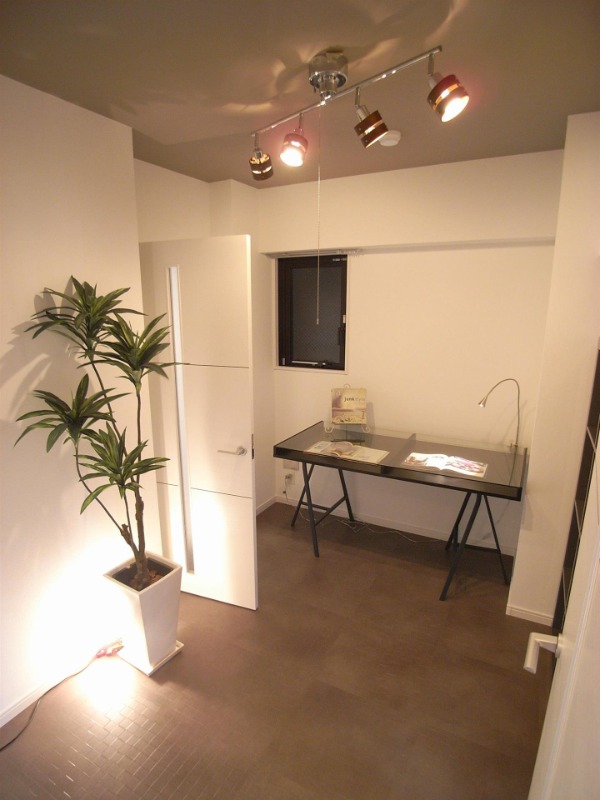 こちらは寝室にぴったりの洋室です