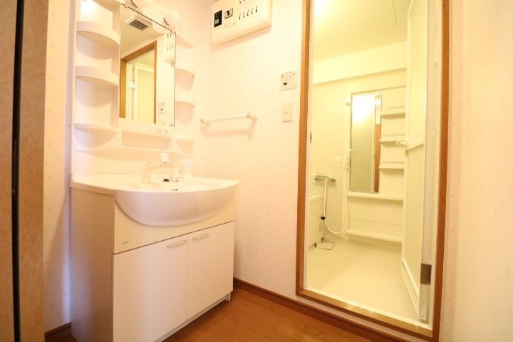 嬉しいシャンドレの隣にはこれまた嬉しい収納もあります