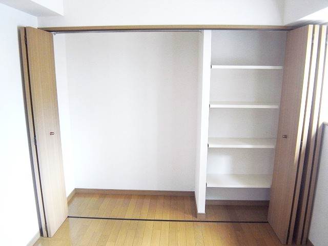 壁一面収納でたっぷり荷物も隠せます