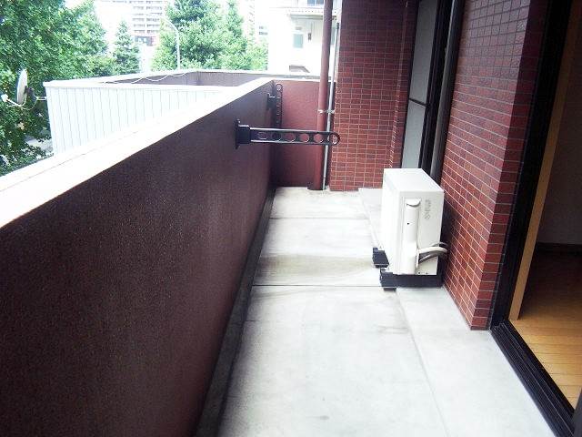 広めのバルコニーで洗濯物も心配なし