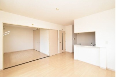 家具の配置に困らないリビングですね