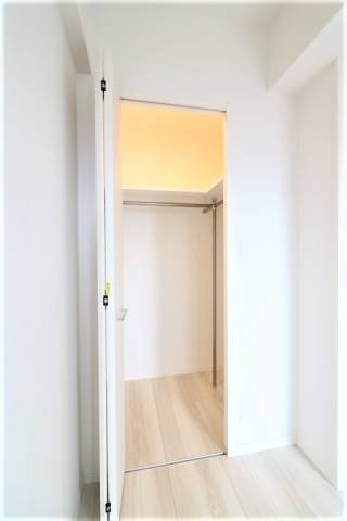 洋室以外に玄関にも収納スペースあります