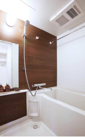 高級感のあるバスルームで癒やしの空間を