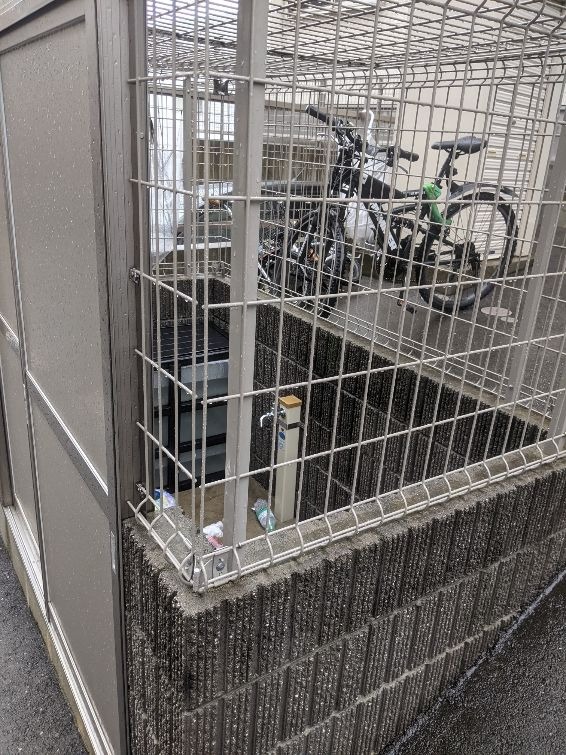 扉付きのごみ置き場です。