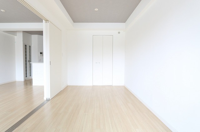 こちらは寝室にピッタリの洋室です