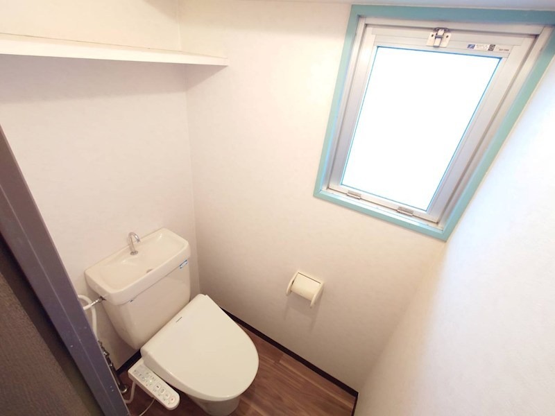 棚付きのお手洗いです