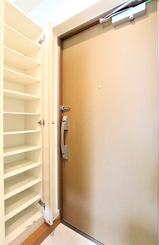 オシャレで広々とした玄関です