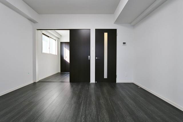 モノトーン調のオシャレな造りのお部屋です