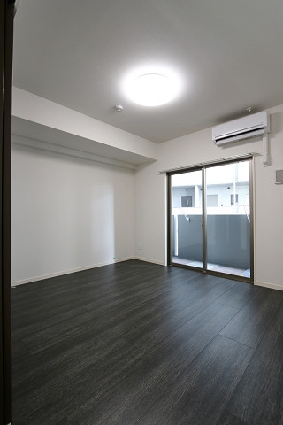 かっこいい床の色ですね