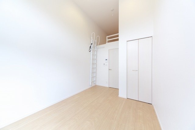 天井が高く開放的な空間になっております