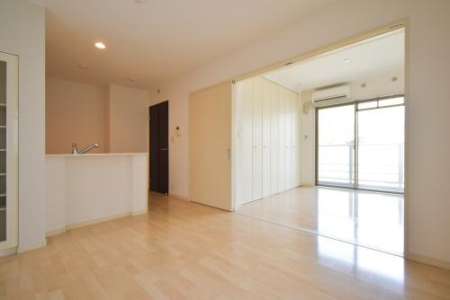 明るい広々としたリビングです。