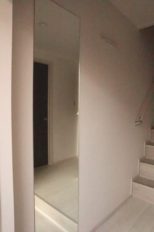 玄関も広く全身鏡付き