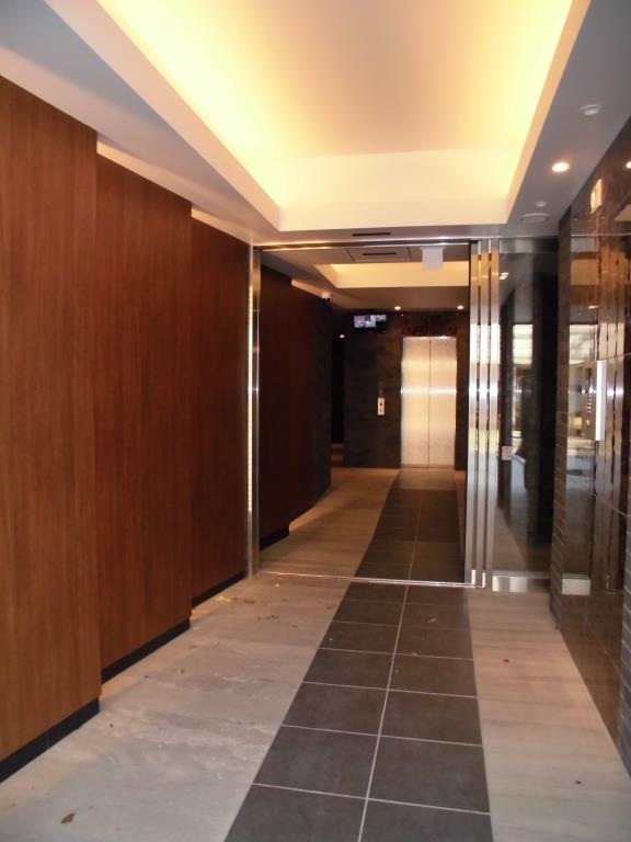 スタイリッシュなエントランスですね