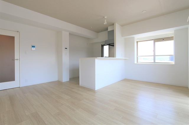 家具の配置がしやすいリビングですね