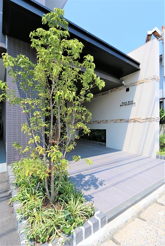 清潔感のあるオシャレなエントランスですね