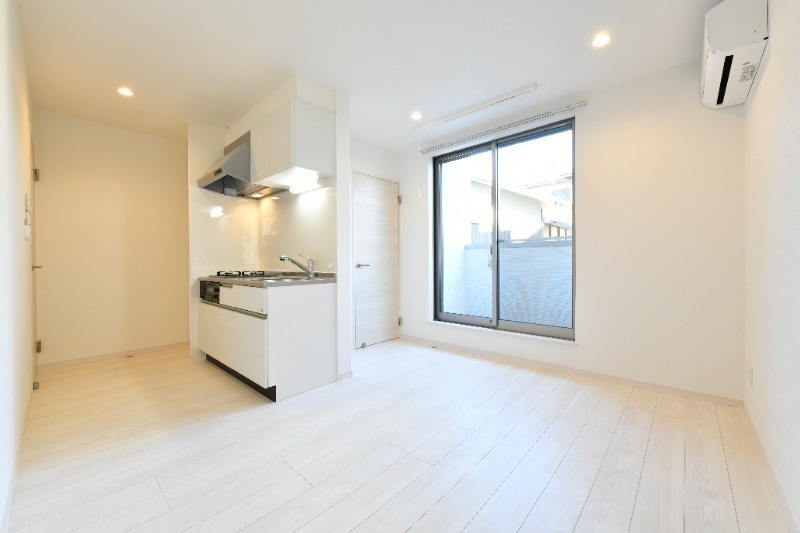 広々リビングでゆっくりお過ごしください