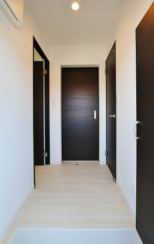 明るい玄関でお出迎え