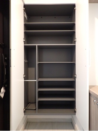 高さのあるシューズボックス付きです