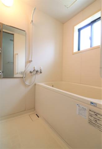 浴室には窓が付いています