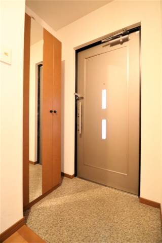 女性の方に嬉しい鏡付きのシューズボックスあります