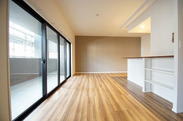 広々リビングで家具の配置が楽しいですね