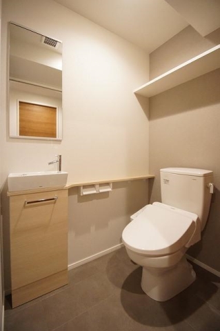 トイレに手洗い場つきで便利ですね