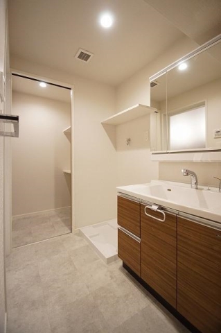 三面鏡つきで身支度がはかどります