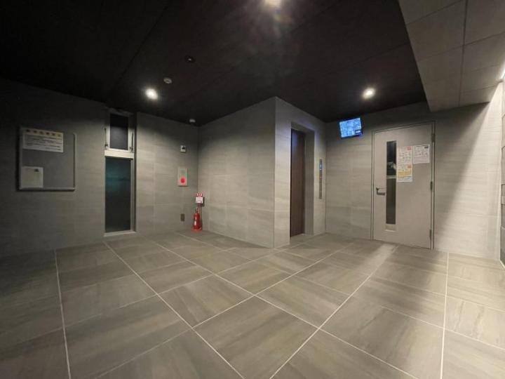 シックなデザインのエントランスです