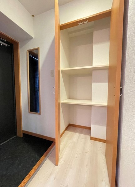 玄関横の収納スペースも豊富です。
