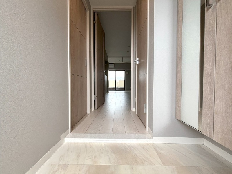 明るい玄関でお出迎え