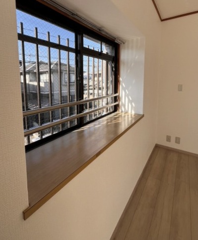 出窓もあり、明るいです。