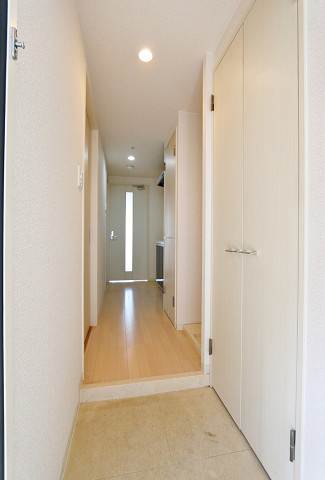 明るい玄関でお出迎え