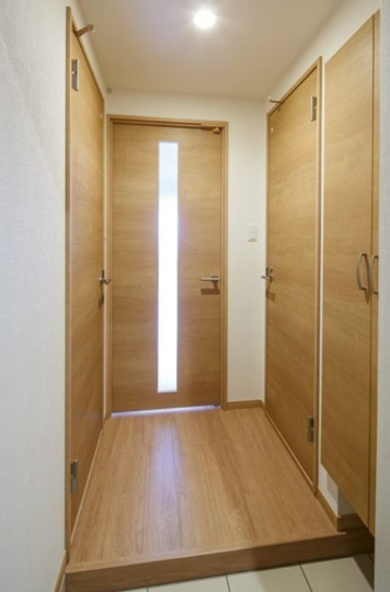 明るい玄関でお出迎え