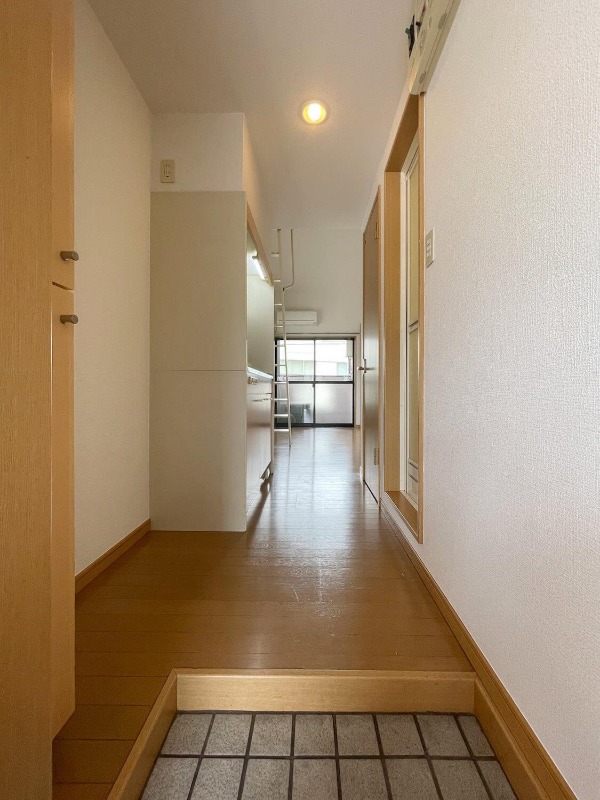 玄関は広く開放的です