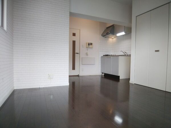 角部屋で二面採光の洋室