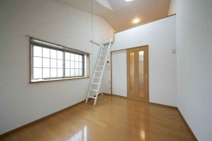 天井が高くすっきりした印象のお部屋