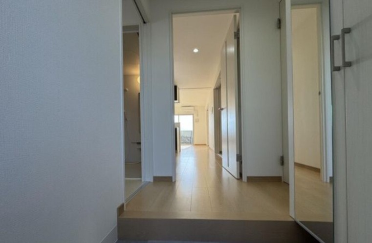 天井高のシューズボックス付きの玄関です