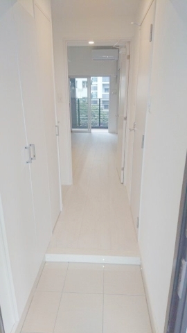 明るい玄関でお出迎え