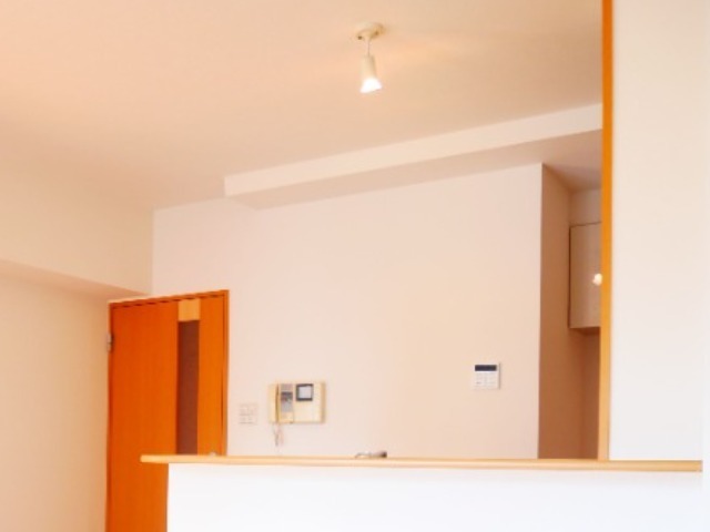 キッチンにはオシャレなダウンライト付き