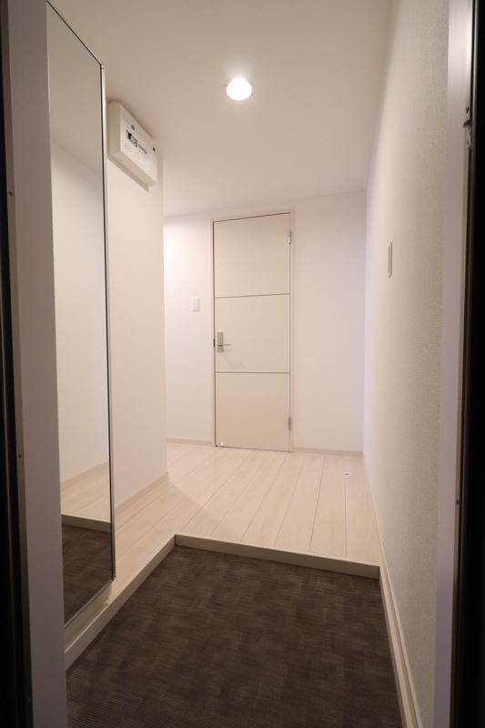 玄関に鏡が付いてるのは嬉しいポイント