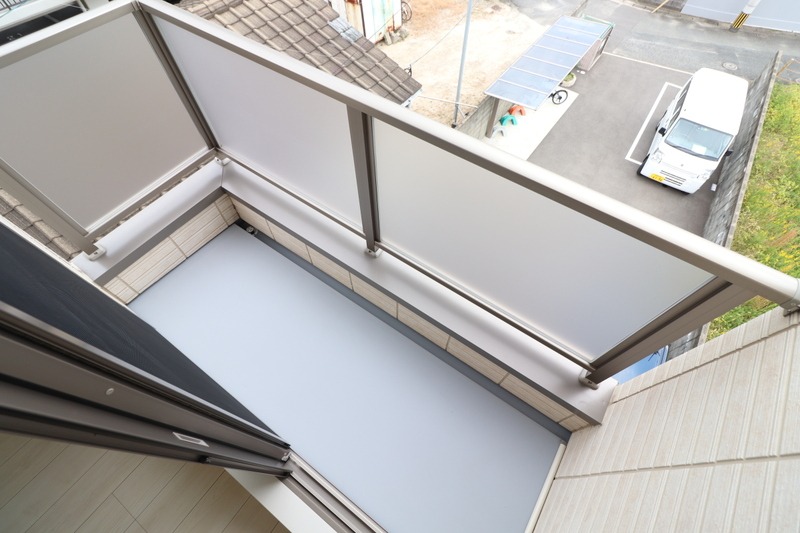 バルコニーはコンパクトで掃除も楽々