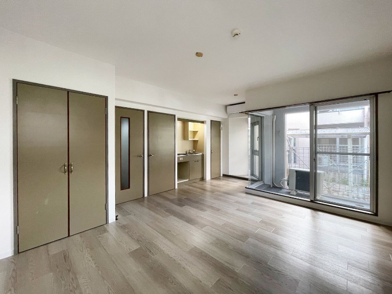 窓が多く風通し良好です。