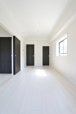 ホワイトフローリングでより明るく温かな雰囲気に