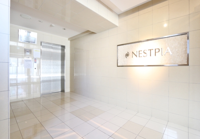 明るいエントランスでお出迎え