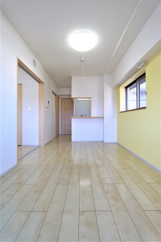 広々リビング。家具の配置が楽しめそうですね。